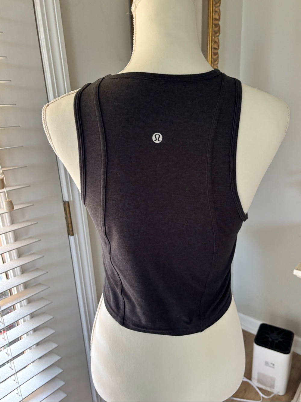Lululemon Soft Sueded crew neck cropped tank top black size 4 EUC - Picture 6 of 9